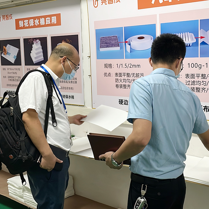 功夫不負有心人，這句話，小編想送給剛拿下120噸口罩針刺棉訂單的東莞智成纖維業(yè)務(wù)符經(jīng)理。每一場合作的背后，都不是一件容易的事，能成功合作，或是客戶覺得合作方品牌可靠，亦或是相關(guān)人員服務(wù)周到。 6月17日，東莞智成纖維業(yè)務(wù)符經(jīng)理終于獲得深圳鐘先生的認可。回憶起與深圳鐘先生初見，是兩天前的6月15日，這次登門拜訪，是深圳鐘先生上門考察東莞智成纖維。此次考察智成，獲得了深圳鐘先生的極大認可，從鐘先生口中得知，鐘先生此前對比了很多廠家，但只有東莞智成纖維的環(huán)境衛(wèi)生能達到他的標(biāo)準(zhǔn)，這也是智成人平時做好7s管理的體現(xiàn)。 6月15日當(dāng)天下午東莞智成纖維業(yè)務(wù)吳總監(jiān)到深圳和鐘先生協(xié)商價格、合作等問題。晚上11點，智成纖維業(yè)務(wù)符經(jīng)理不辭辛勞，把剛打好的樣品送到深圳，讓鐘先生試樣。 第三、第四次，是6月16日，符經(jīng)理帶上張技術(shù)上門進行技術(shù)指導(dǎo)。前前后后兩天時間，終得深圳鐘先生一句：合同馬上簽給你。 前有劉備三顧茅廬，后有智成符經(jīng)理4次登門拜訪，兩者終得盡善盡美。東莞智成纖維的每一位銷售人員，秉承著用心、不懈怠任何一位客戶的工作態(tài)度，為客戶服務(wù)著。